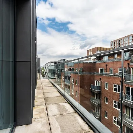 City Living Penthouse Apartment With Parking-2