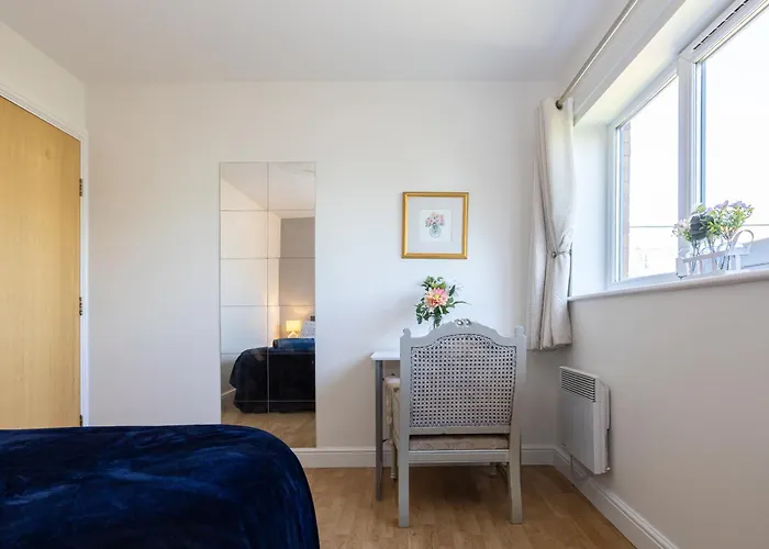Cosy, Central 2 Bed Flat Parking