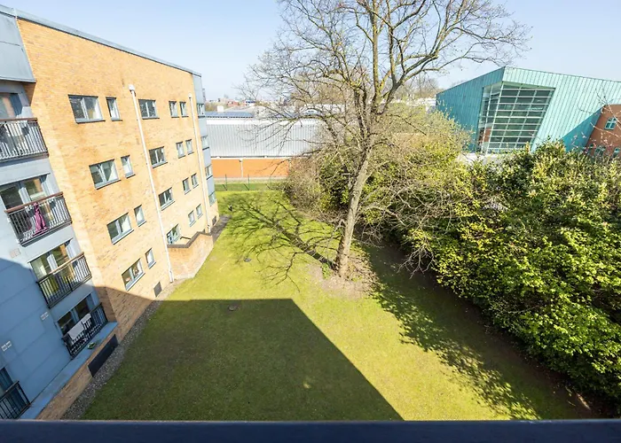 Cosy, Central 2 Bed Flat Parking