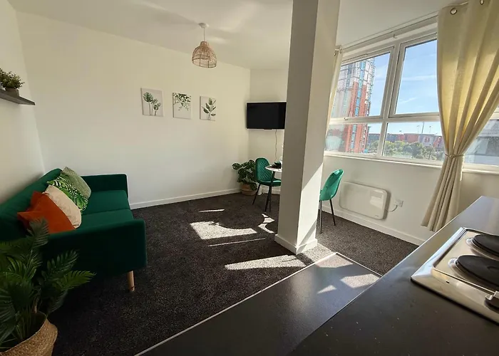 Zelena Luxurious , Private Parking, Fast Wi-Fi, Self Check-In Anytime Perfect For Late Arrivals, 5 Minutes To Old Trafford Stadium