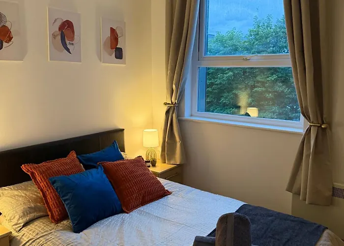 Zelena Luxurious , Private Parking, Fast Wi-Fi, Self Check-In Anytime Perfect For Late Arrivals, 5 Minutes To Old Trafford Stadium