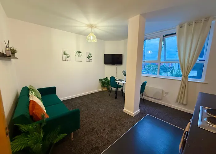 Zelena Luxurious , Private Parking, Fast Wi-Fi, Self Check-In Anytime Perfect For Late Arrivals, 5 Minutes To Old Trafford Stadium